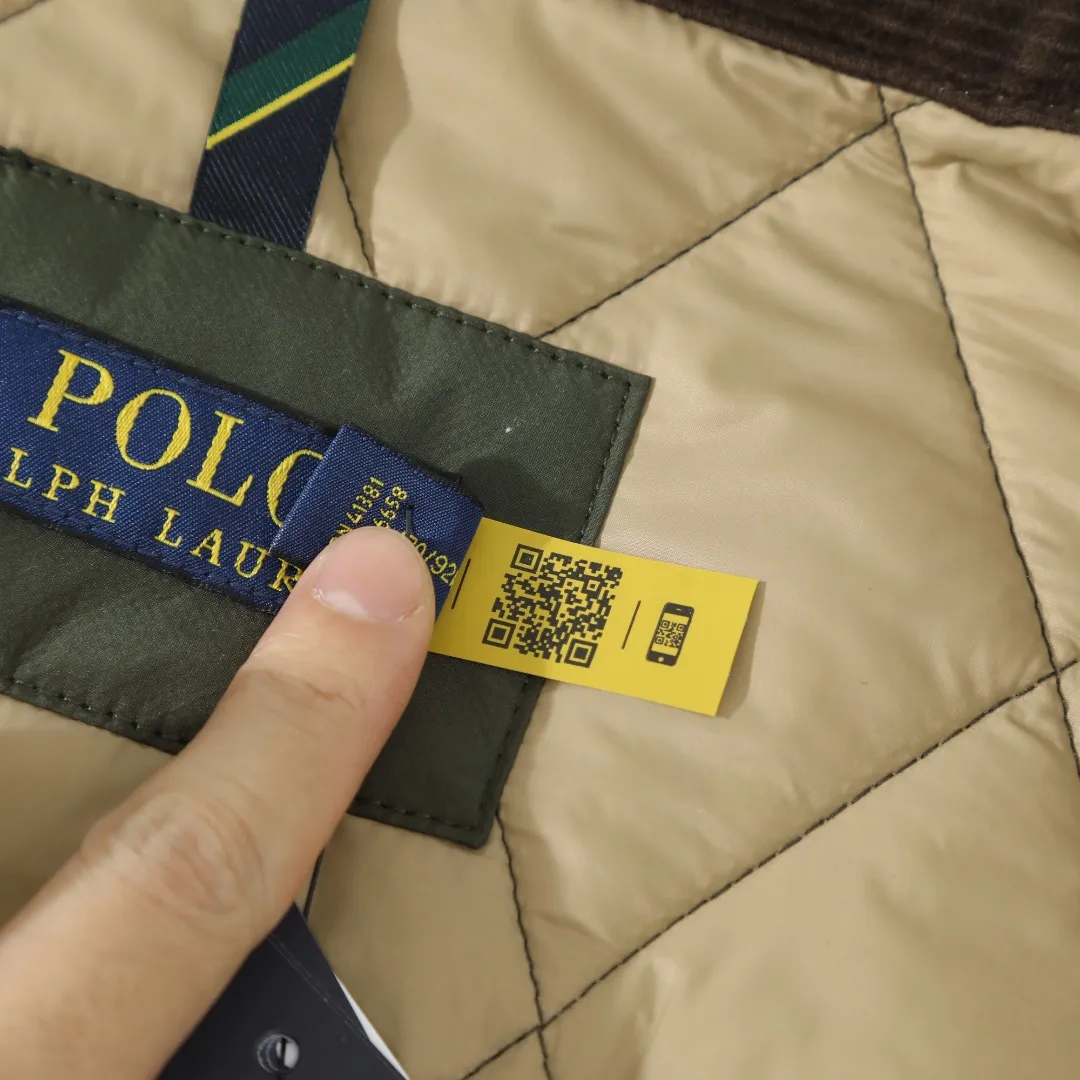 P370 #R50 Ralph Lauren/Ralph Lauren classic old money style workwear rhombus retro cotton jacket. Inspired by retro workwear, it reshapes the contemporary British style. Imported machine-pressed diamond quilting technology, every quilting line is accurately aligned, and the details are full of ingenuity; three-dimensional tailoring creates a neat H-shaped silhouette, and it can still remain light and straight when worn in multiple layers in autumn and winter. Customized metal buttons, low-key embellished textured corduroy lapel design, full of retro atmosphere, 37.5° temperature control black technology, breathable and moisture-proof, locks in temperature and sweat, waterproof and snow-proof fabric, no fear of bad weather, anti-run cotton patented technology, warm and soft, long-wearing without deformation, five high-end colors: navy | khaki | black | green | brown, easily suitable for commuting, leisure, and travel. Wearing one piece gives off a calm temperament of "old money style", and you can have both style and warmth in low-temperature weather.  Color: Navy blue, black, khaki, military green, brown Size: S M L